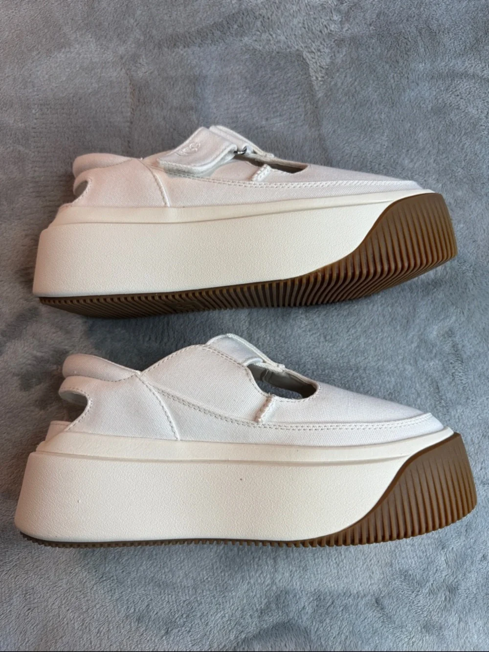 NWOT UGG Ez-Duzzit T-Strap Sneakers - Picture 4 of 12